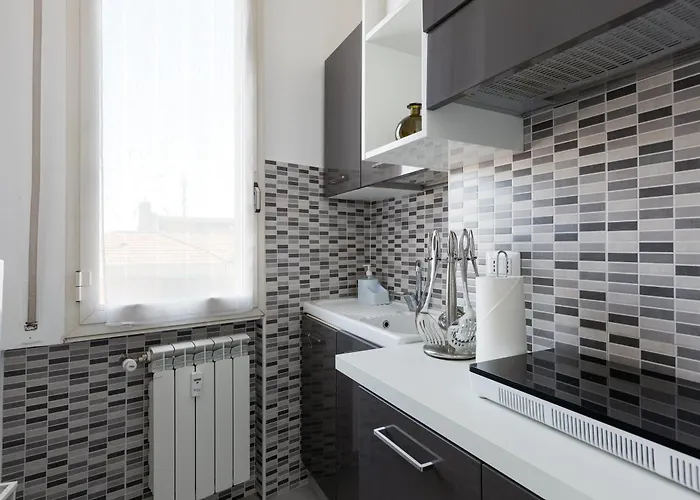 Guesthost - Bande Nere Mm1 With Balcony * Milán