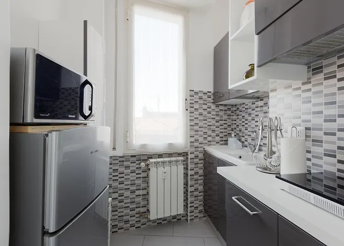 Guesthost - Bande Nere Mm1 With Balcony Milán
