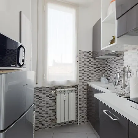 Guesthost - Bande Nere Mm1 With Balcony Milan
